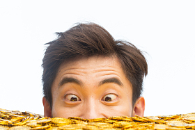 青年男人和金
