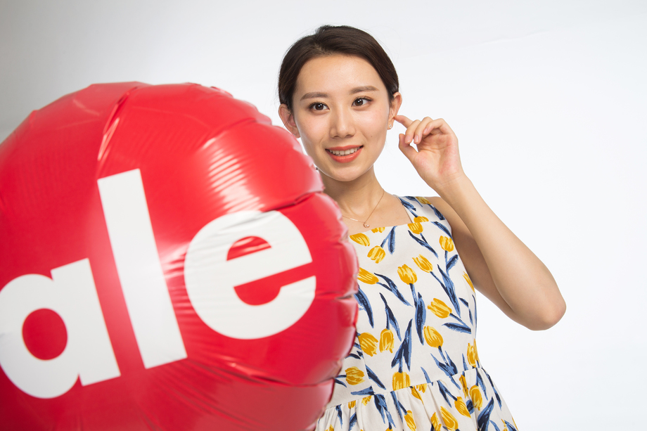 快乐的年轻女孩拿着气球图片