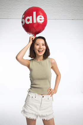 快乐的年轻女孩拿着气球图片