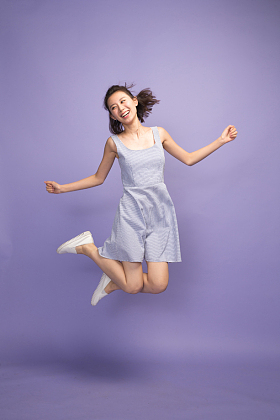 快乐的年轻女孩照片