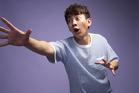 青年男人伸手照片
