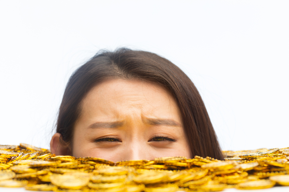 青年女人和金