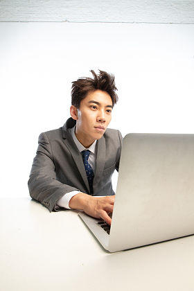 疲劳的商务青年男人