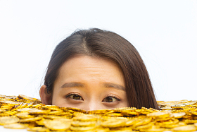 青年女人和金