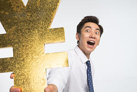 商务青年男人拿着人民币符号照片
