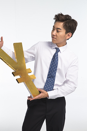 商务青年男人拿着人民币符号