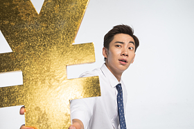 商务青年男人拿着人民币符号照片