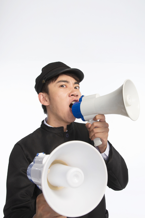 复古青年男人使用扩音器 复古青年男人使用扩音器