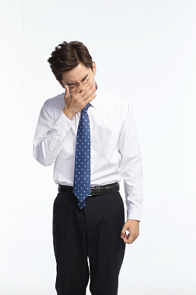 面部表情痛苦的青年男人照片