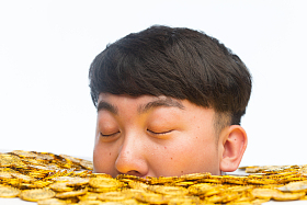 青年男人和金