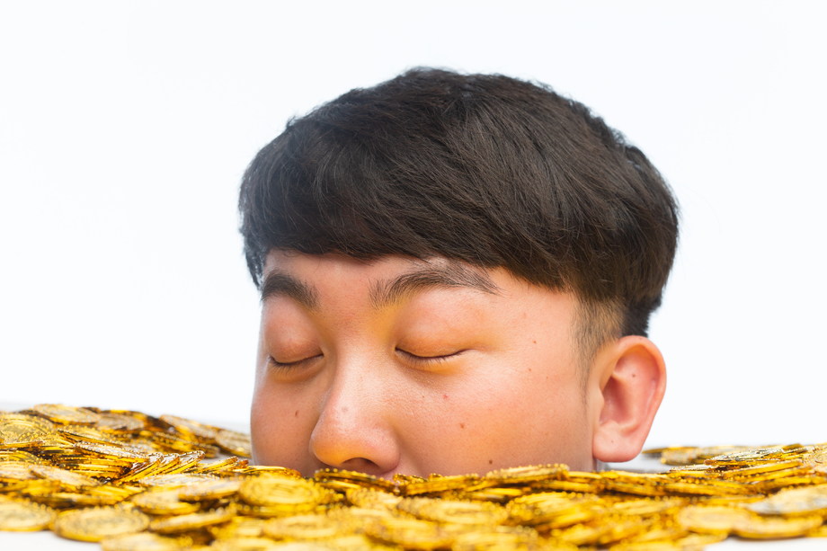 青年男人和金