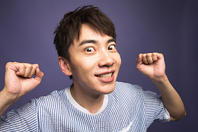 激动的青年男人照片