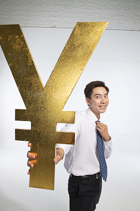 商务青年男人拿着人民币符号图片