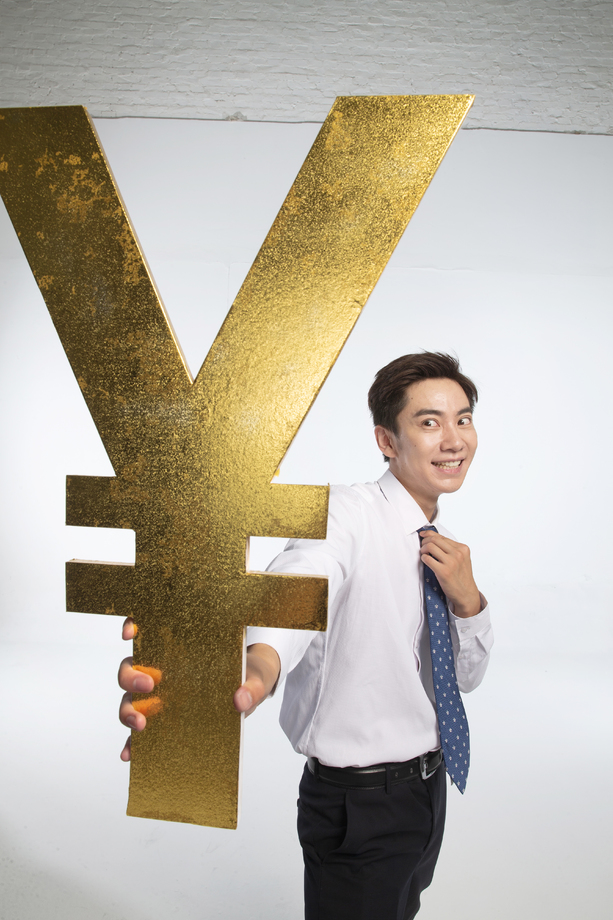 商务青年男人拿着人民币符号图片 商务青年男人拿着人民币符号图片