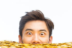 青年男人和金