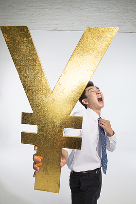 商务青年男人拿着人民币符号图片