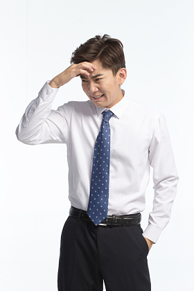 面部表情痛苦的青年男人