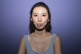 青年女人嚼口香糖