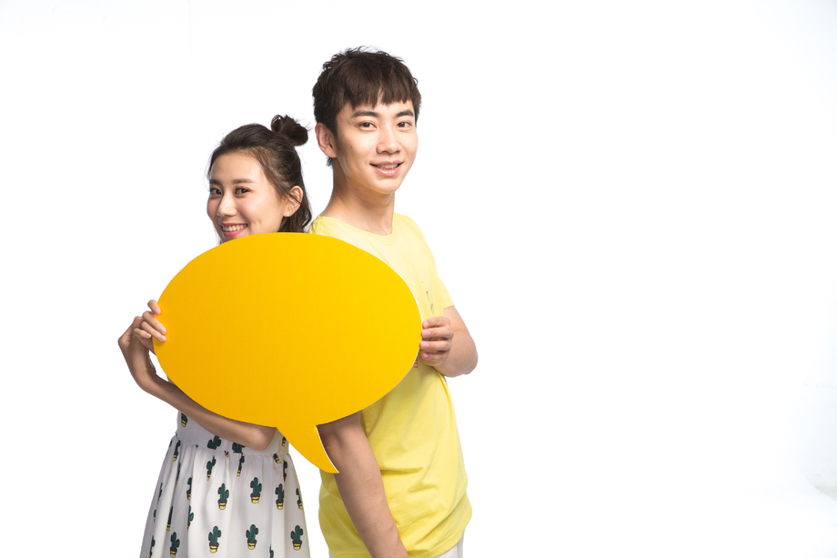 时尚青年男女举着对话框图片 时尚青年男女举着对话框图片