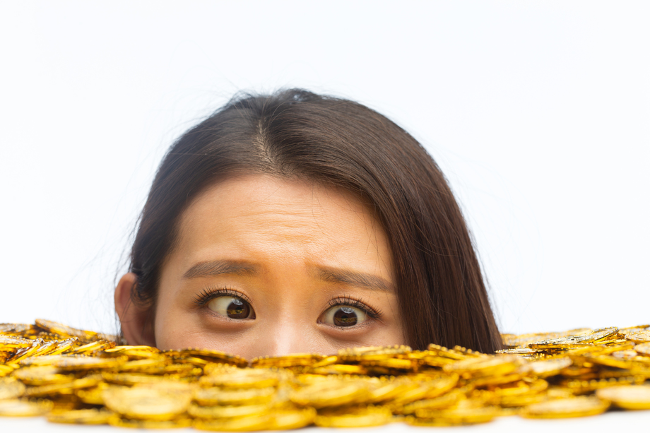 青年女人和金