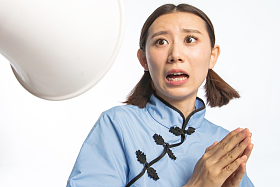 复古青年女人使用扩音器