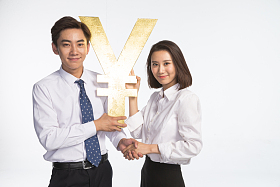 商务青年男女抢夺金钱图片