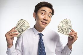 商务青年男人拿着美元