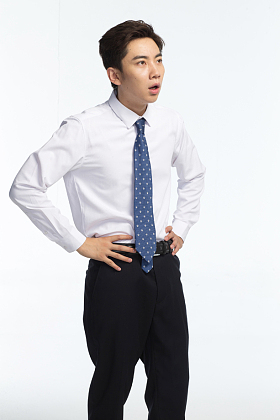 面部表情痛苦的青年男人