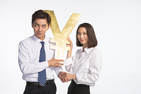 商务青年男女抢夺金钱图片