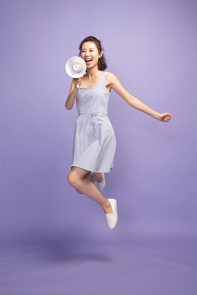 年轻女孩拿着话筒图片