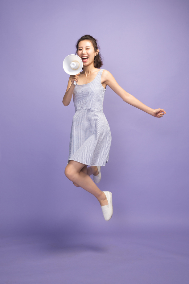 年轻女孩拿着话筒图片