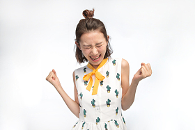 青年女人尖叫