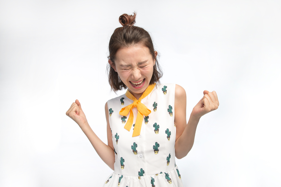青年女人尖叫