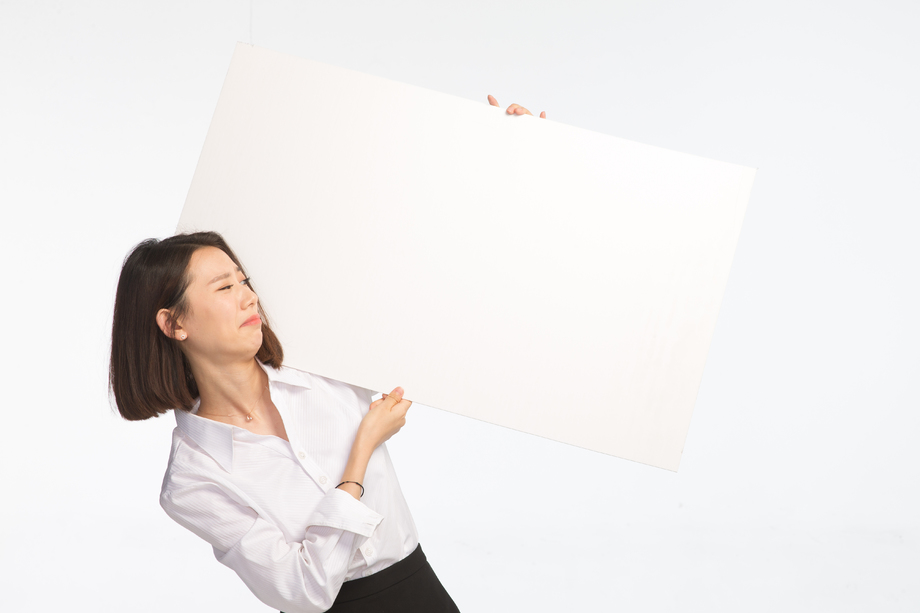 商务青年女人和白板 商务青年女人和白板