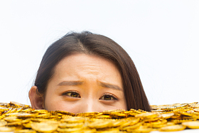 青年女人和金