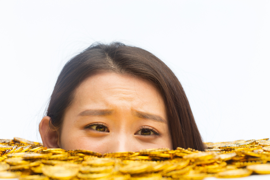 青年女人和金