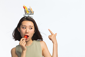 年轻女孩头顶购物车照片