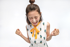 青年女人尖叫