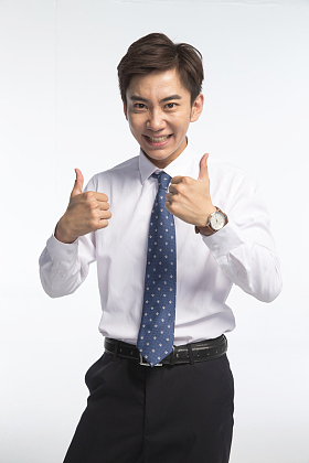 翘起大拇指的商务青年男人