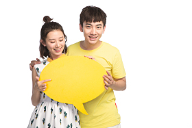 时尚青年男女举着对话框