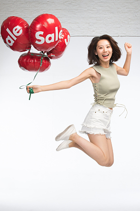 快乐的年轻女孩拿着气球图片