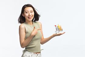 青年女人手托着购物车