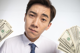 商务青年男人拿着美元