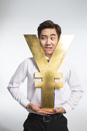 商务青年男人拿着人民币符号图片