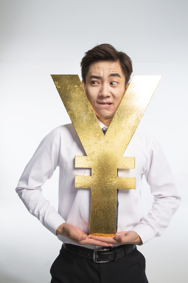 商务青年男人拿着人民币符号图片