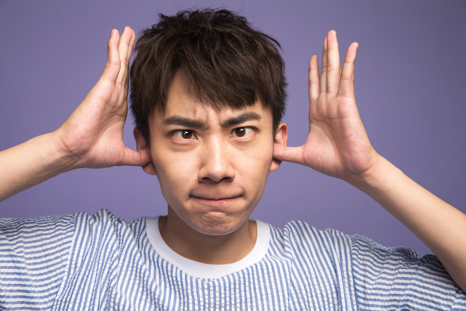 青年男人捂着耳朵 青年男人捂着耳朵