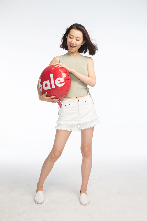 年轻女孩拿着气球图片