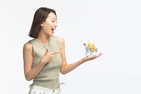 青年女人手托着购物车