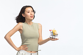 青年女人手托着购物车图片