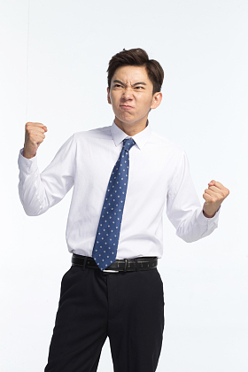 表情愤怒的商务青年男人图片
